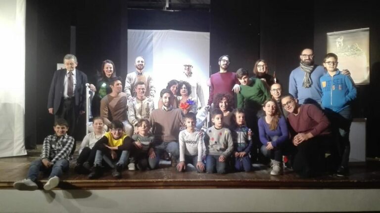 Festival Teatrale Santarsenese. Successo per “Una casa di pazzi” della Compagnia “La Proposta”