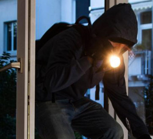Due furti a San Gregorio Magno. Donna fugge terrorizzata dopo faccia a faccia con un ladro in giardino