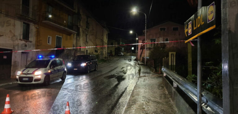 Auto finisce contro un muro e rompe un tubo del gas in località Taverne a Sala Consilina.Strada bloccata