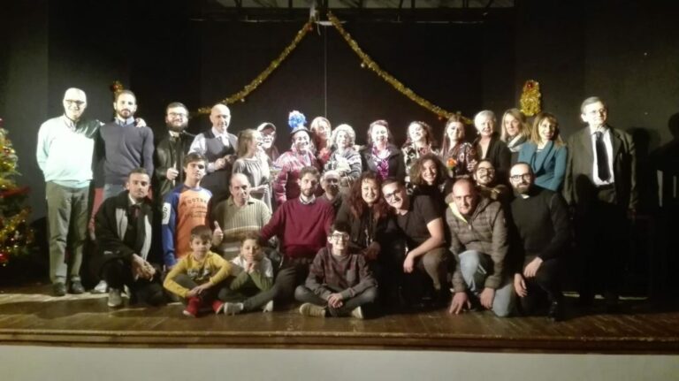 Risate e riflessioni al Festival Teatrale Santarsenese con “Parenti serpenti” della Compagnia “Ipercaso”