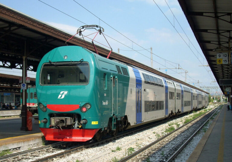 Dimentica i figli in stazione e riparte in viaggio sul treno. Attimi di paura a Battipaglia