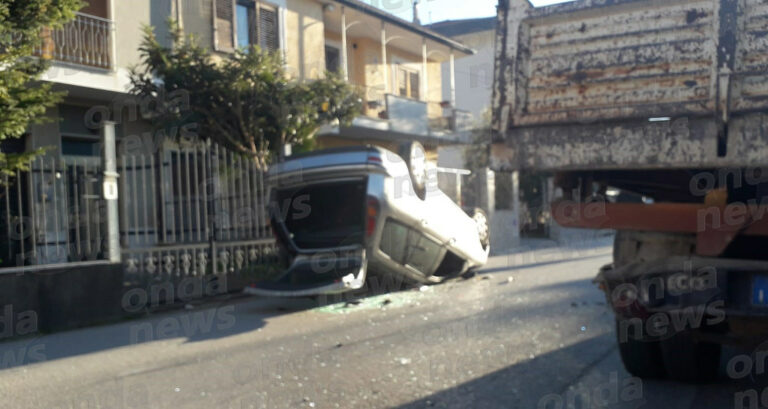 Rocambolesco incidente stradale a Sant’Arsenio. Auto si ribalta, ferito il conducente