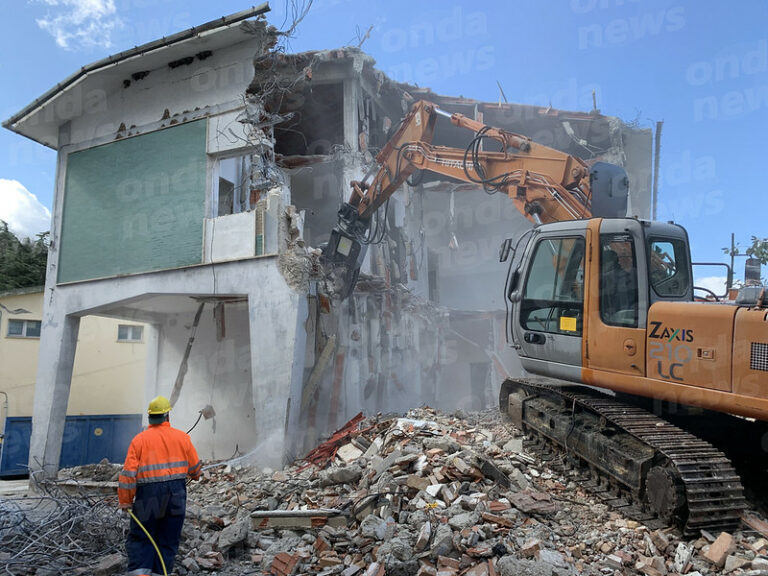 Al via la demolizione dell’ex Pretura a Vietri di Potenza. Al suo posto un nuovo plesso scolastico