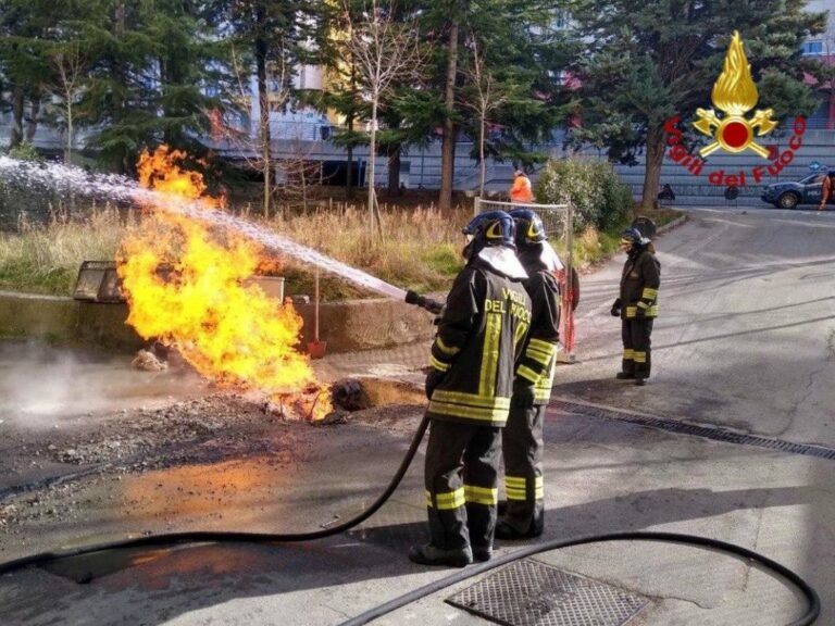 Incendio di una condotta del gas a Potenza. I Vigili del Fuoco evitano il peggio
