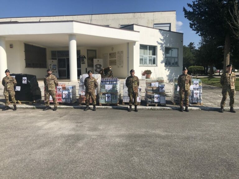 Emergenza Covid-19. I militari dell’8° Reggimento di Persano donano 3 tonnellate di cibo al Banco Alimentare