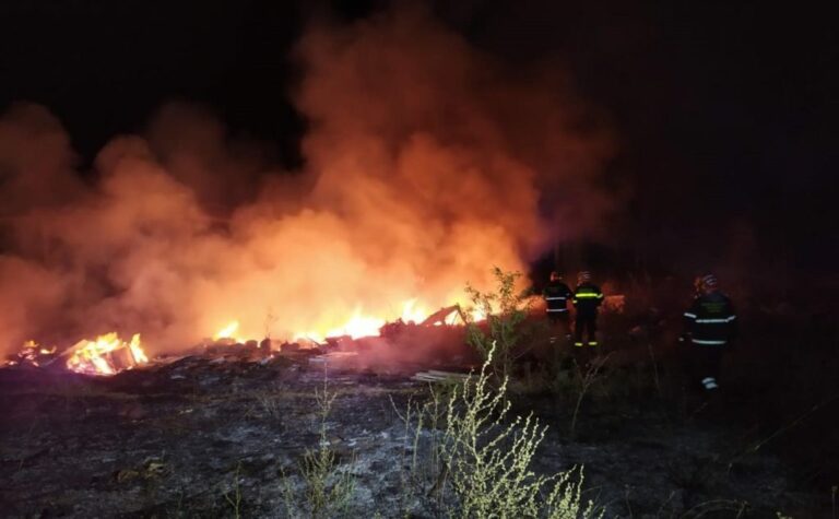 Vasto incendio di rifiuti e sterpaglie in un terreno confiscato alla camorra a Battipaglia