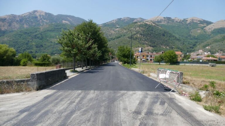 Sant’Arsenio: completati i lavori di sistemazione e rifacimento dell’asfalto in via Annunziata