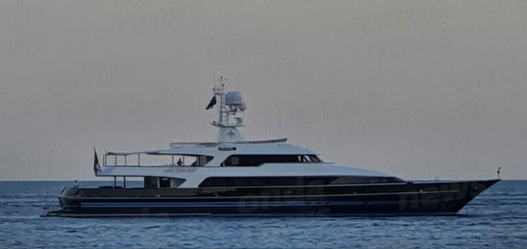 Sorpresa a Scario. Avvistato lo yacht “T.M. Blue One” del celebre stilista Valentino