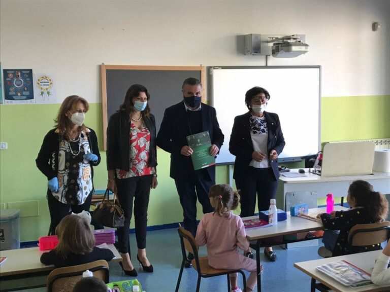 Inizio della scuola a Capaccio Paestum.Il Sindaco dona una copia della Costituzione Italiana ad ogni studente
