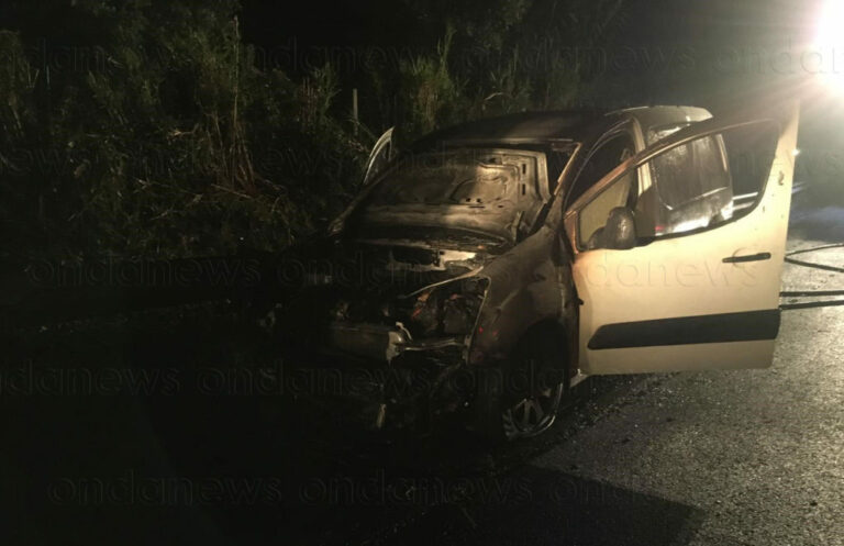 Paura sulla Cilentana a Vallo della Lucania. Furgone in fiamme, i Vigili del Fuoco evitano il peggio