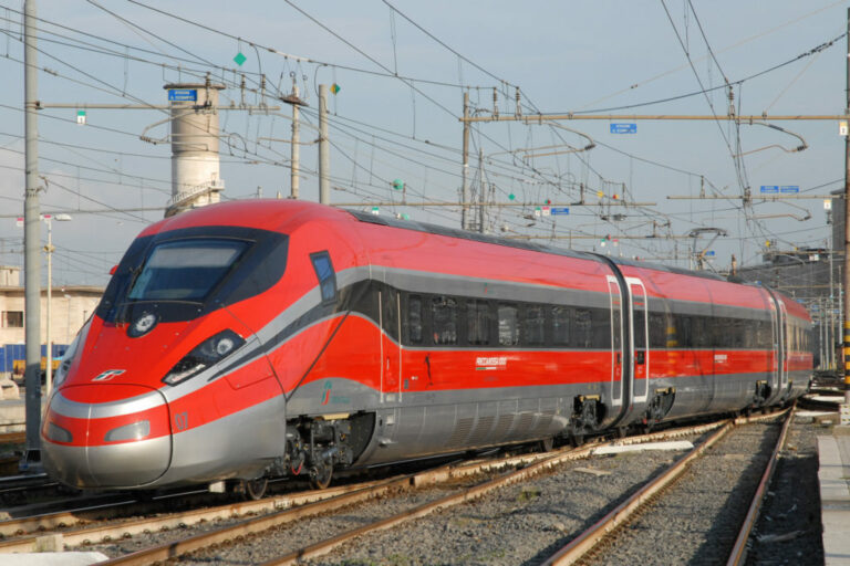 “A Battipaglia dal 13 dicembre fermata Frecciarossa in stazione”. L’annuncio dei vertici M5S