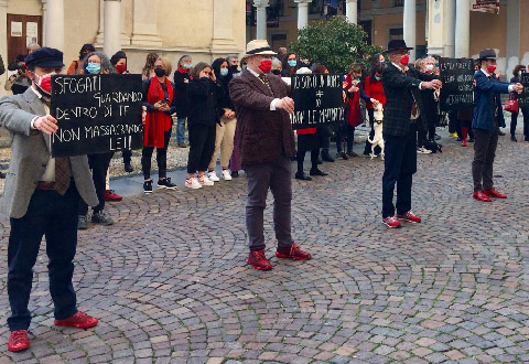 uomini scarpe rosse evidenza