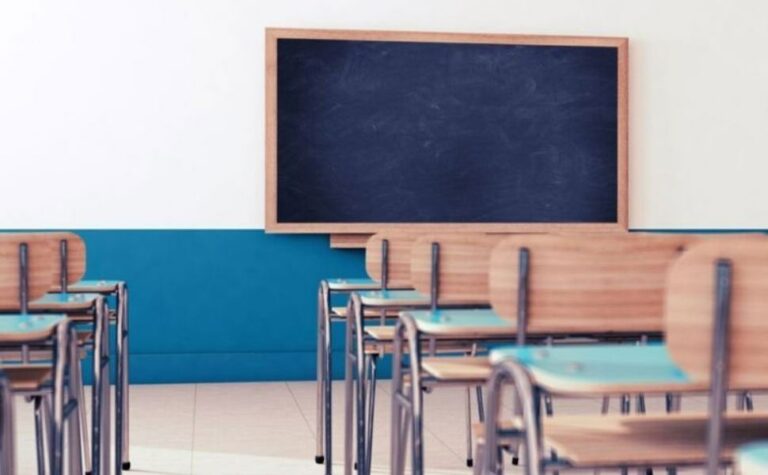Scuola-chiusa-banchi-vuoti