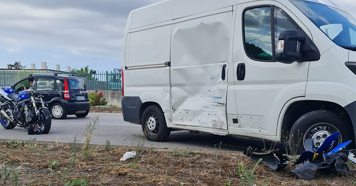 incidente furgone moto eboli ok
