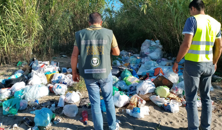 rifiuti eboli guardie ambientali 26 agosto 02 ok