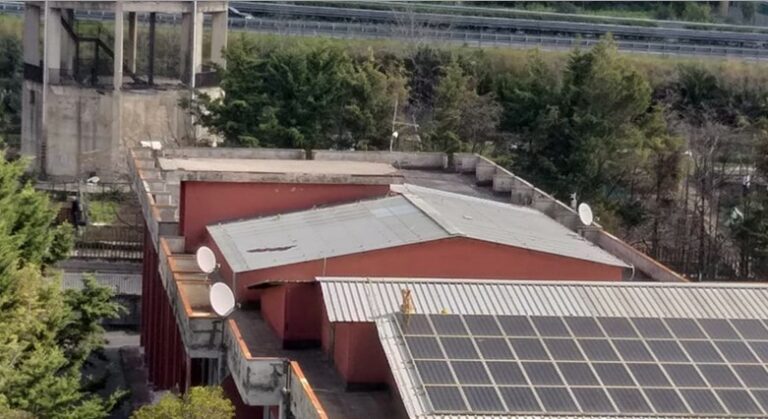 cane tetto scuola battipaglia