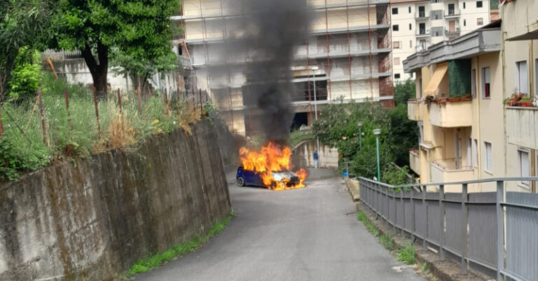 auto in fiamme roccadaspide FB