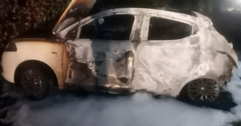 auto-incendiata-padula-FB-