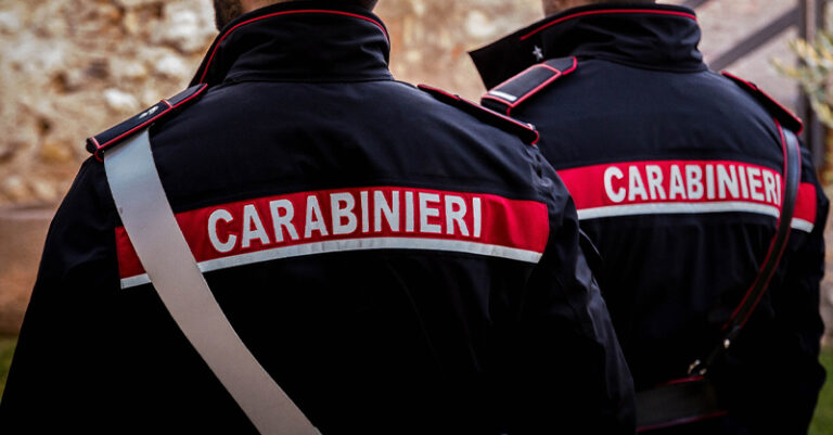 carabieneri di spalle FB