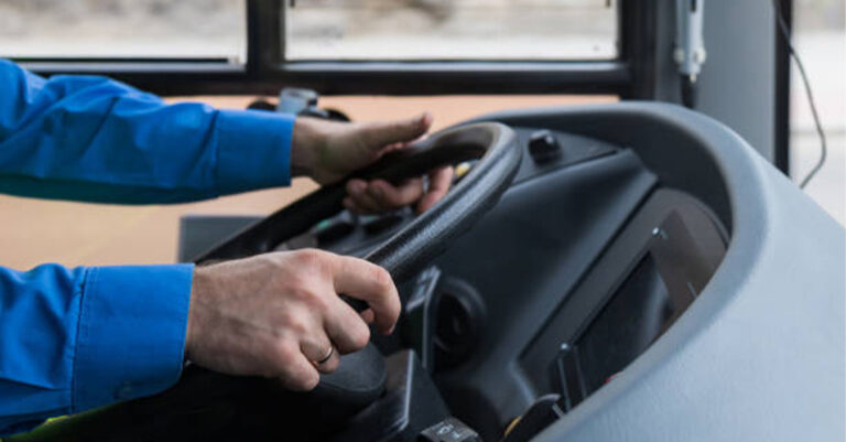 autista autobus istock