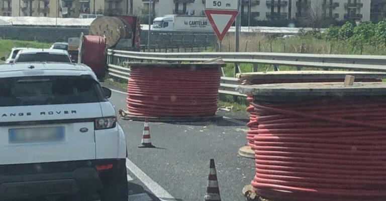 fb camion perde carico battipaglia 1 28 febbario 25