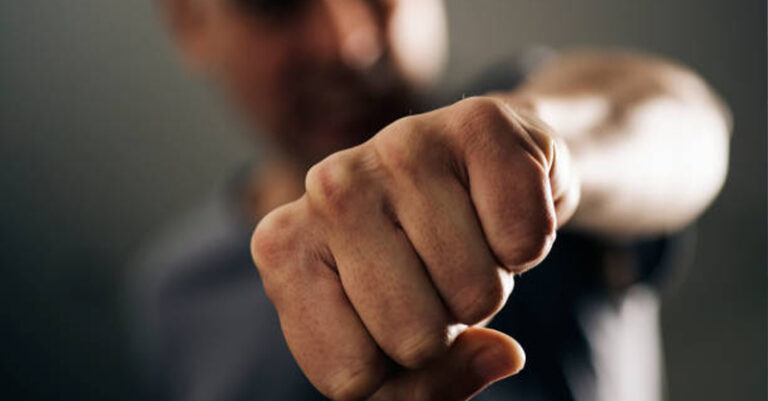 uomo violento fb istock