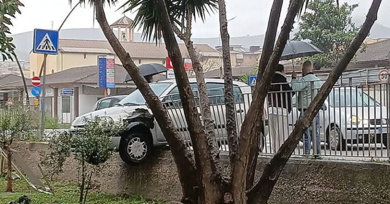 auto-ringhiera-eboli-fb