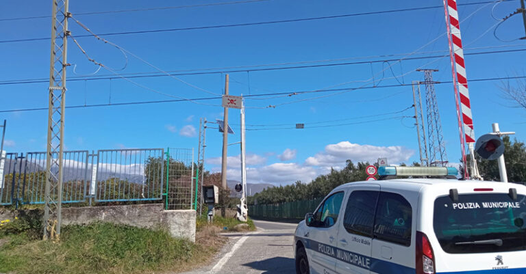 camion urta alta tensione eboli FB