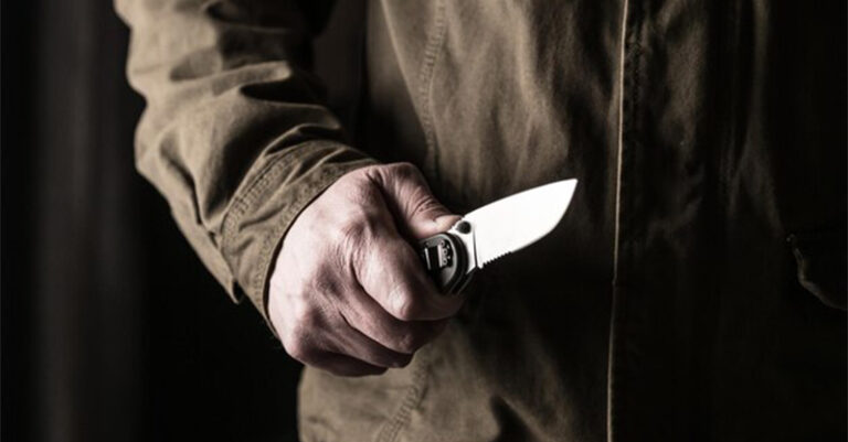 uomo armato coltello freepik