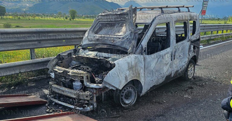 INCENDIO DOBLò PADULA 28 APRILE FB